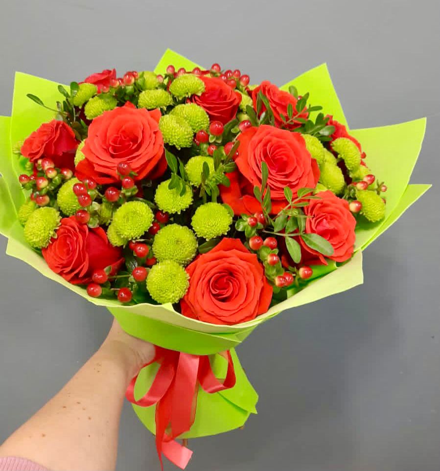 Букет цветов из: Хризантемы и Розы в Посёлок Центральной усадьбы совхоза Озёры