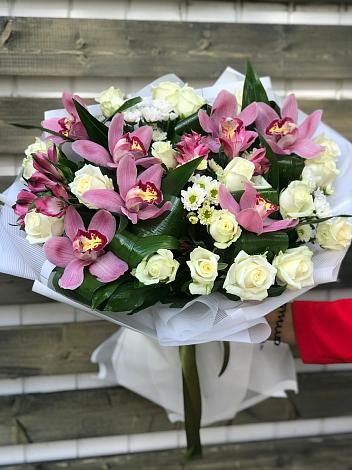 Букет цветов из: Розы и Хризантемы в Посёлок Центральной усадьбы совхоза Озёры