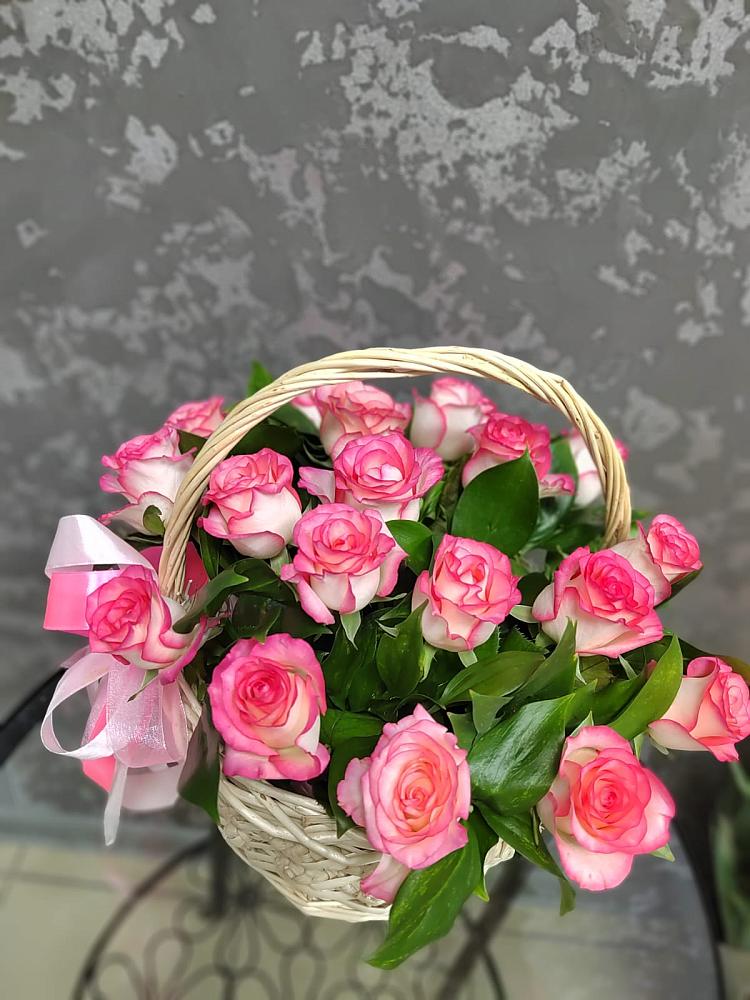 Цветочная композиция из Розы в корзине в Посёлок Центральной усадьбы совхоза Озёры