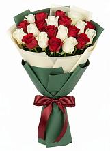 Букет Микс из красных и белых роз в Посёлок Центральной усадьбы совхоза Озёры