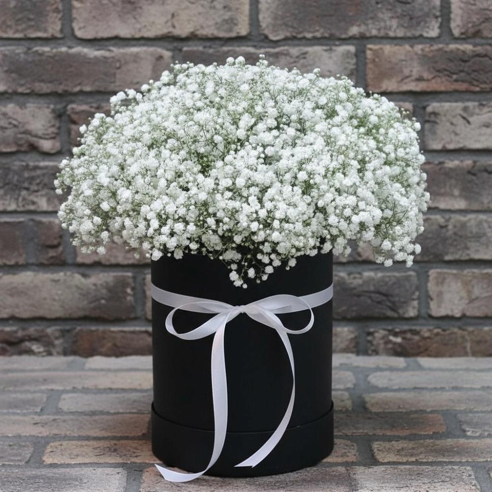 Цветочная композиция из Гипсофила в шляпной коробке в Посёлок Центральной усадьбы совхоза Озёры