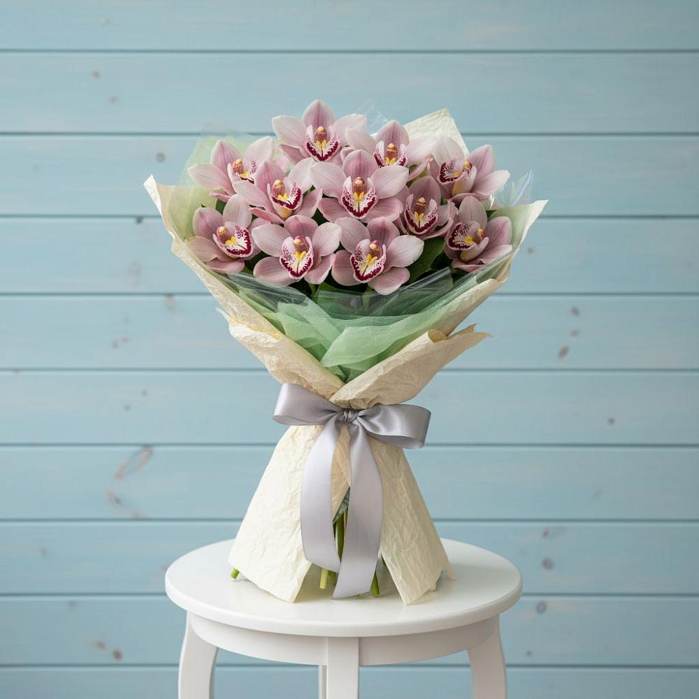 Букет цветов из: Орхидеи и Розы в Посёлок Центральной усадьбы совхоза Озёры