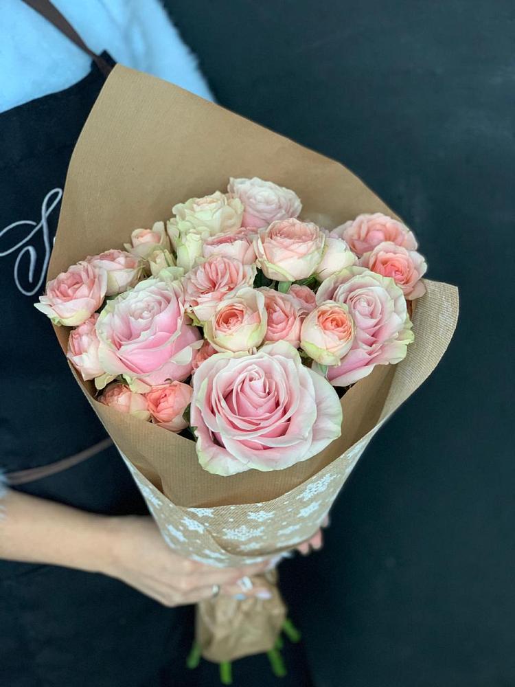 Букет цветов из: Хризантемы и Розы в Посёлок Центральной усадьбы совхоза Озёры