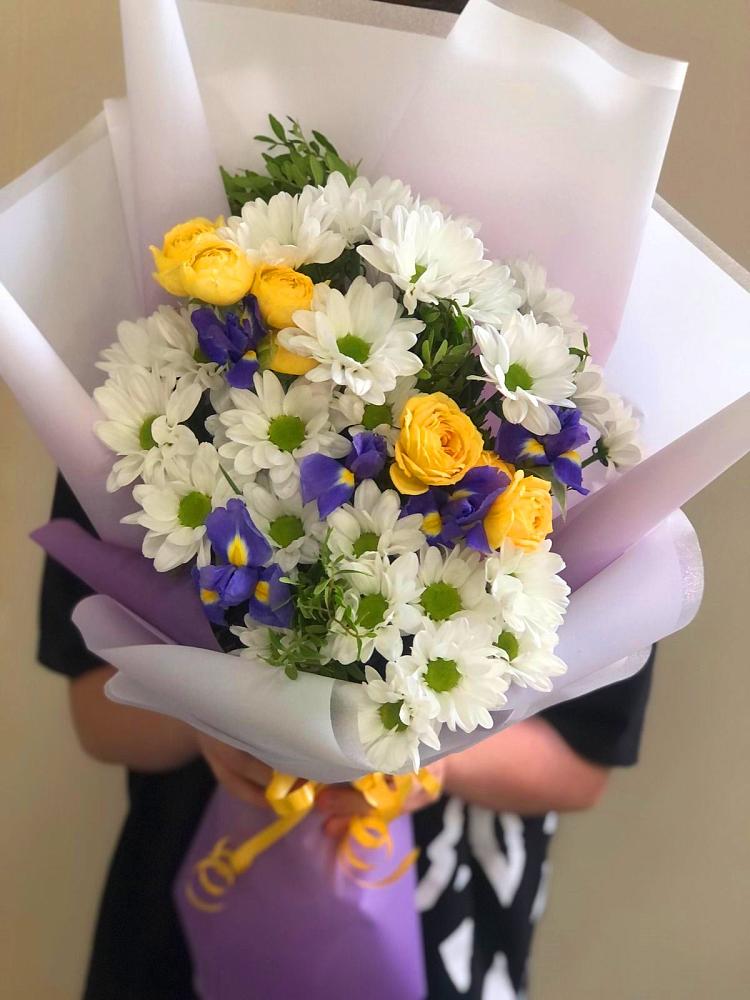 Букет цветов из: Ирисы, Хризантемы и Розы в Посёлок Центральной усадьбы совхоза Озёры