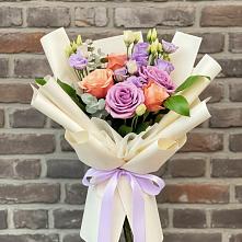 Букет цветов из:  Лизиантусы и Розы в Посёлок Центральной усадьбы совхоза Озёры