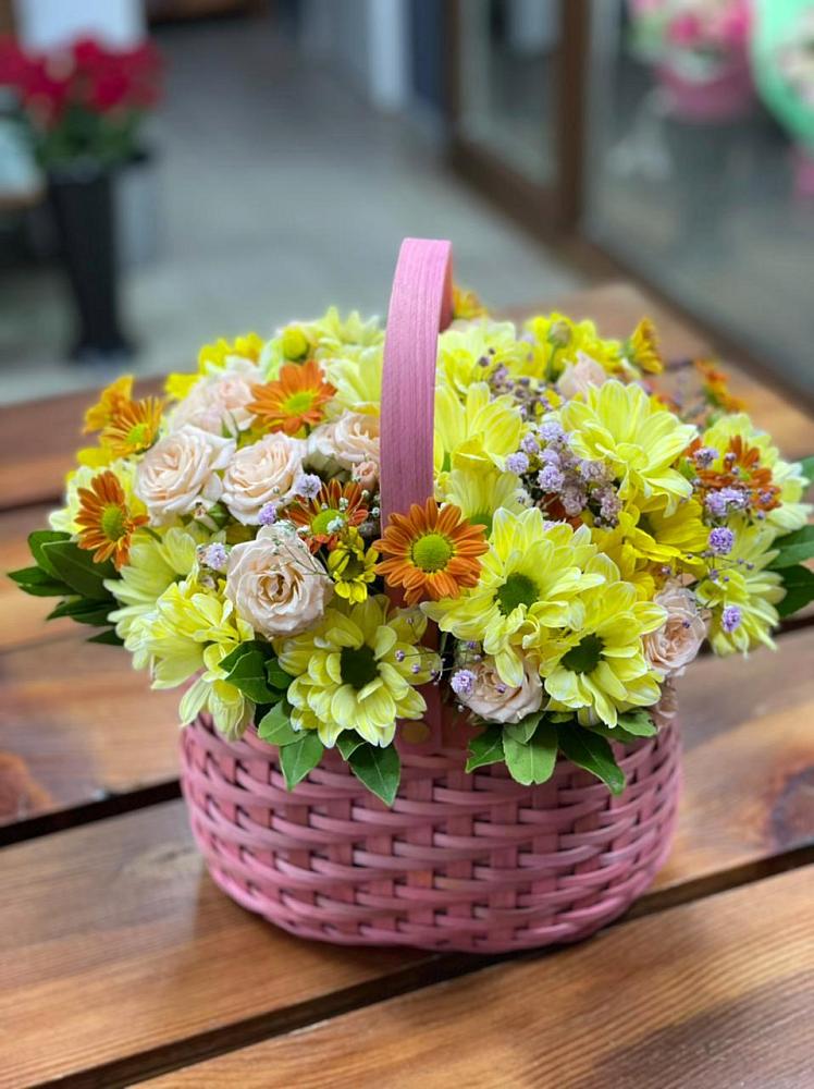 Цветочная композиция из Хризантемы и Розы в корзине в Посёлок Центральной усадьбы совхоза Озёры