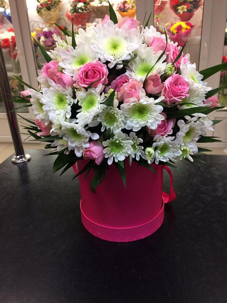 Цветочная композиция из Розы и Хризантемы в шляпной коробке в Посёлок Центральной усадьбы совхоза Озёры