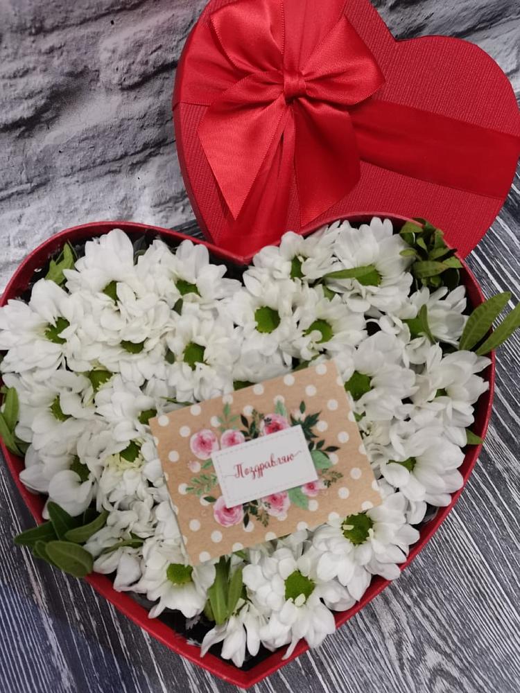 Цветочная композиция из Хризантемы в виде сердца в Посёлок Центральной усадьбы совхоза Озёры