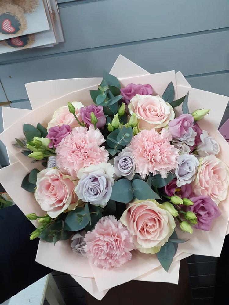 Букет цветов из: Розы, Гвоздики и Лизиантусы в Посёлок Центральной усадьбы совхоза Озёры