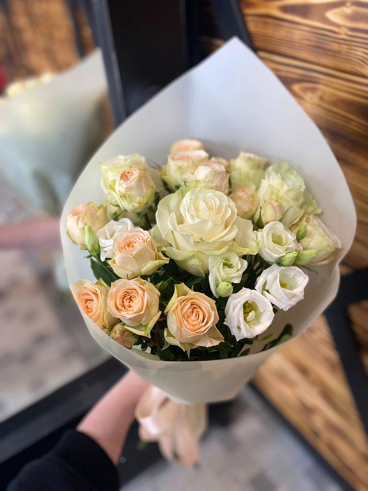 Букет цветов из: Розы и Лизиантусы в Посёлок Центральной усадьбы совхоза Озёры